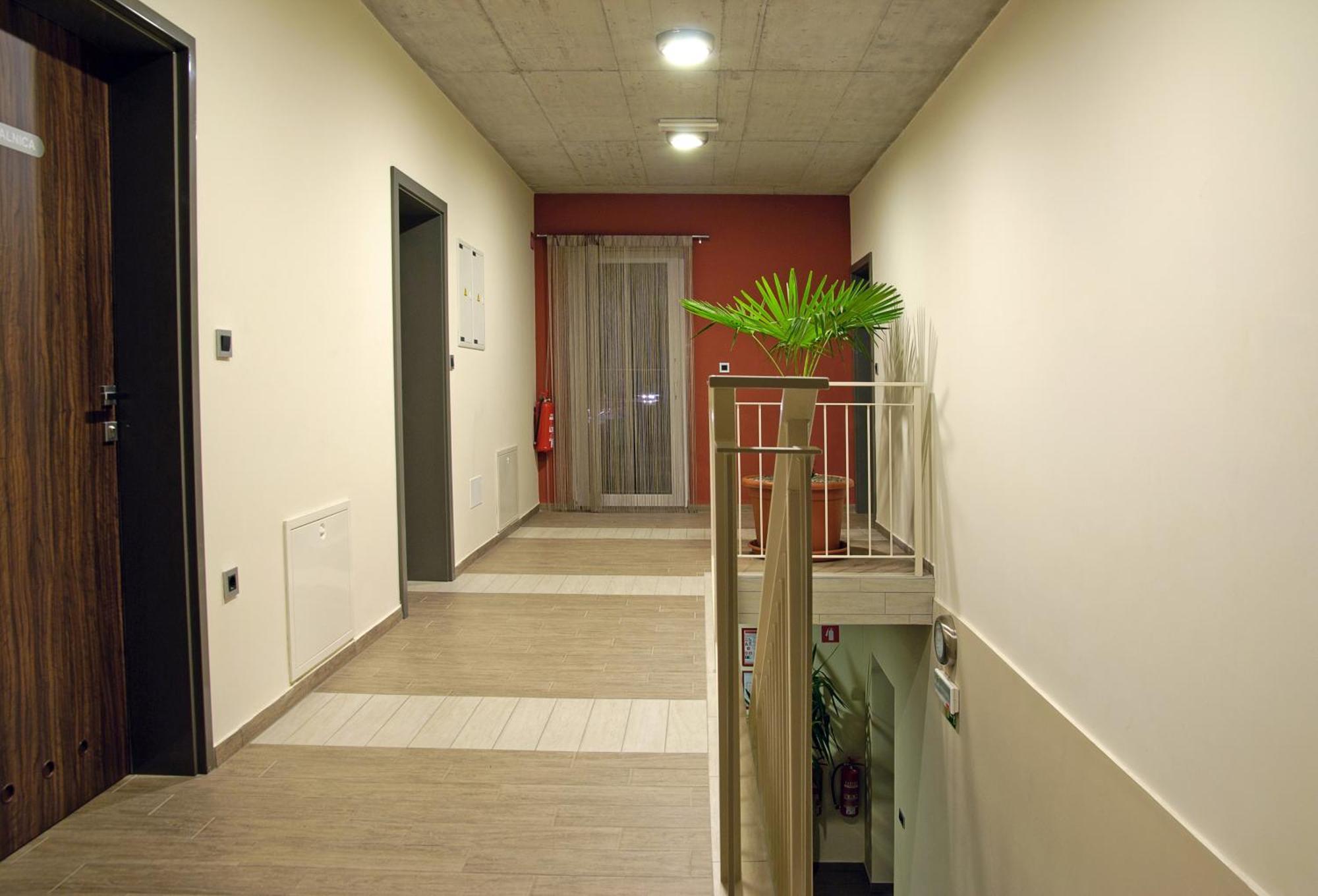 Hostel Plus Caffe Petrovce ภายนอก รูปภาพ