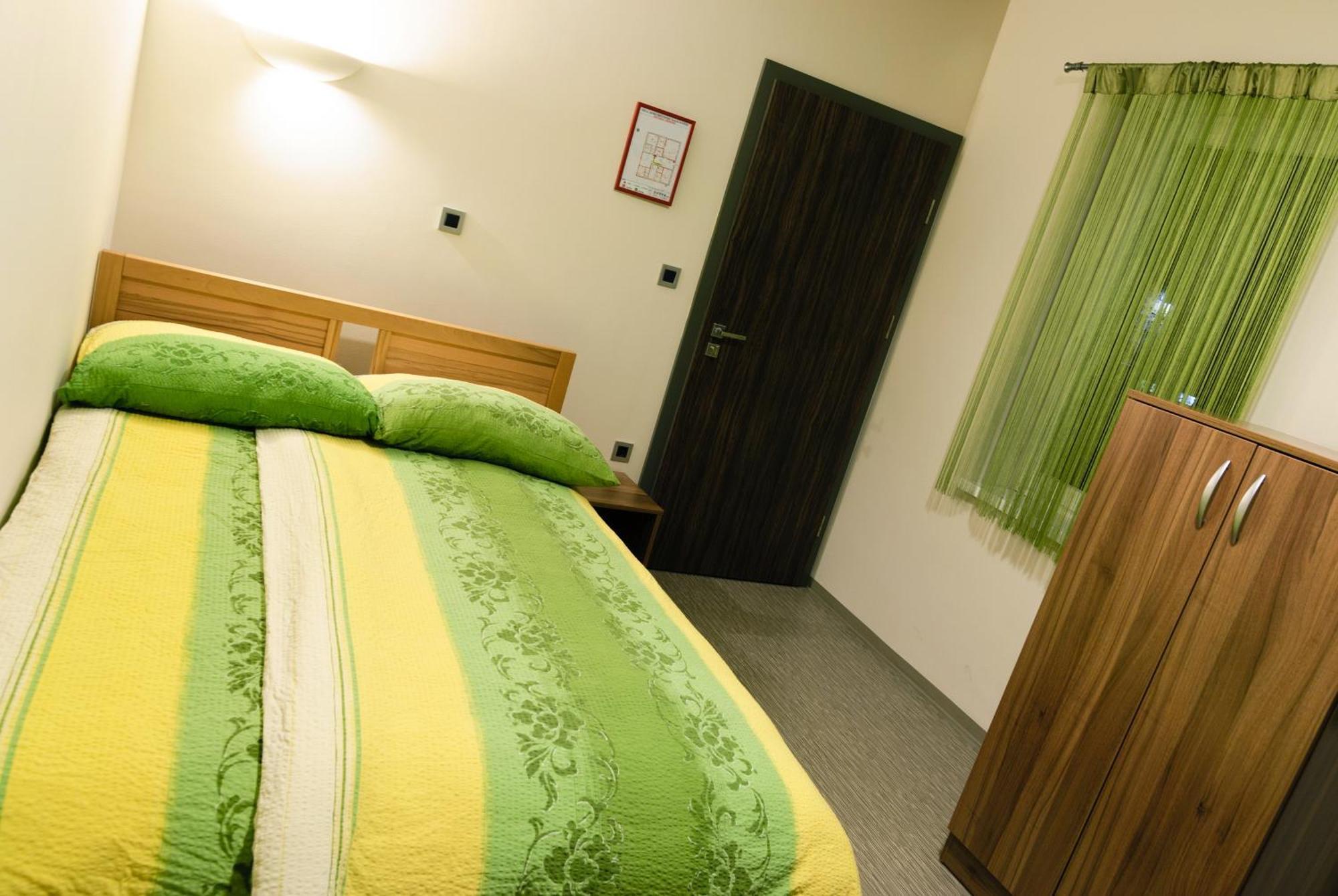 Hostel Plus Caffe Petrovce ภายนอก รูปภาพ